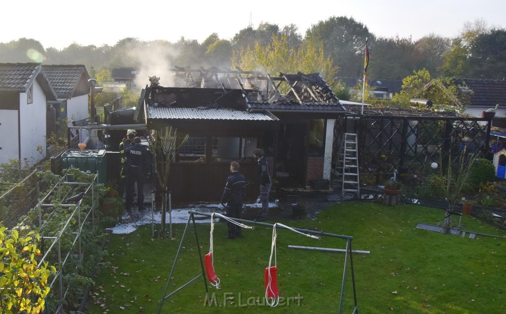 Feuer 1 brannten 3 Lauben Koeln Fuehlingen Kriegerhofstr P037.JPG - Miklos Laubert